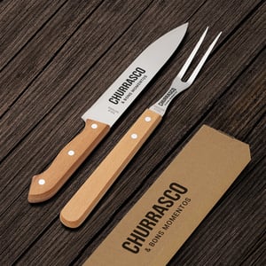 Kit Churrasco 2 Peças Madeira e INOX Medidas: Faca (A x L): 33 cm x 3,6 cm  Garfo (A x 1 Cor Gravação Laser   Medidas aproximadas para gravação (CxL):  11,5 cm x 1,5 cm