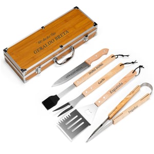 Kit Churrasco 5 Peças - Premium Personalizado  Altura :  15,9 cm  Largura :  42,9 cm   Gravação a laser Maleta em alumínio com visual similar à madeira
