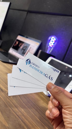 Cartão de visita Couchê 300g 9x5cm 4x4 Verniz UV Total Frente Corte reto 