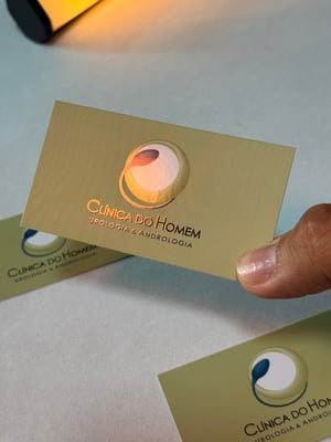 Cartão de visita Couchê 300g 9x5cm 4x4 Laminação Fosca e Verniz Localizado F/V Corte Reto 