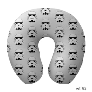 Star Wars - Almofada de pescoço Microfibra 40cm x 35cm   Fechamento: Costura reforçada, sem zíper. Almofada de pescoço para viagem