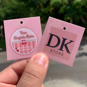 Mini Tag Roupas - Fosca + Verniz Local Papel Couchê 250g ou 300g 4x5 Centímetros Frente e Verso Colorido Frente e Verso Colorido Cantos Retos + Furo Central 3mm Entrega em até 5 dias úteis
