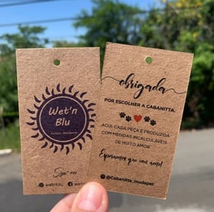Tag Roupas Kraft 240g Papel kraft 240g 5x9 Centímetros Impressão em Preto Sem Verniz Cantos Retos + Furo Central 3mm Entrega em até 5 dias úteis