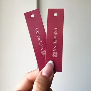 Tag Personalizada xx Papel Couchê 250g ou 300g 5x9 Centímetros Frente e Verso Colorido Laminação Fosca Cantos Retos + Furo Central 3mm Entrega em até 5 dias úteis