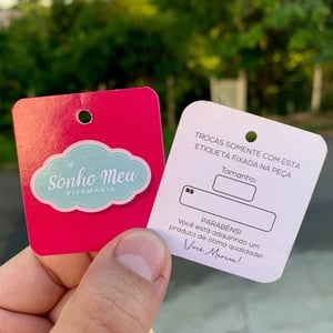 Mini Tag - Verniz Total Frente Papel Couchê 250g ou 300g 4x5 Centímetros Frente e Verso Colorido Ferniz Total Frente Cantos retos + Furo Central 3mm Enytrega em até 5 dias úteis