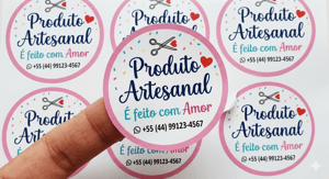 ETIQUETA ADESIVA      Material: Papel adesivo Quantidade de adesivos: 1000 / Fabricados em papel a cor não desbota , são ideais para embalagens, potes, caixas, sacolas e diversas aplicações. O envio é feito em cartelas organizadas, com recorte individual, facilitando o de