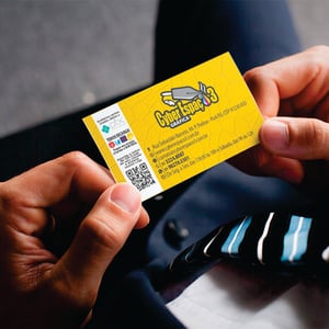 Cartão de Visita Opalina 240g Sem Laminação Papel firme 240g (Opalina) 4,8 x 8,8cm Frente colorida ou Frente e Verso coloridos Sem laminação corte reto ✔ Produção própria ✔ Controle de qualidade ✔ Ideal para uso profissional ✔ Envie sua arte pronta