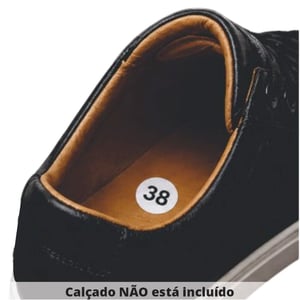 ETIQUETA ADESIVA NUMERAÇÃO SIMPLES PARA CALÇADOS - 2cm REDONDA Papel Couchê Fosco Adesivo Redonda 2cm Preta (1x0) – impressão em alta qualidade Sem laminação Meio corte eletrônico (pronto para destacar) + corte final Arte padrão inclusa. Produção rápida. Adicione diferentes tamanhos ao carrinho conforme sua necessidade.