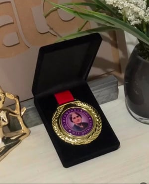 Comenda caixa com medalha em aço Caixa com medalha em aço 11x9cm 4x0 camurça Padrão 