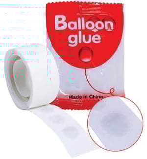 COLA PARA BALAO C/100 unid. Polietileno     Fita com pontos de cola para balão. Indicado para a confecção de arranjos desconstruídos, orgânicos, inovadores e diferenciados! Um acessório indispensável para as decoração de festa, trazendo praticidade para prender os balões da maneira deseja