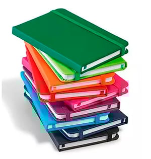 Agenda Tipo Moleskine 9x14cm - Capa Percalux ★ Miolo offset 75g ou Pólen 80g ★ 9x14 cm ★ 1 cor só ★ Capa Percalux Com Baixo Relevo ★ Lombada Costurada ★ Baixo relevo até 9x5 cm