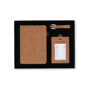 Kit Viagem 3 Peças com Porta-Passaporte e Tag | Brinde Ecológico em Cortiça - 18042