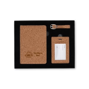 Kit Viagem 3 Peças com Porta-Passaporte e Tag | Brinde Ecológico em Cortiça - 18042 cortiça ecológica Kit Viagem 3 Peças brinde promocional de alto padrão   brinde corporativo premium, presente para clientes viajantes
