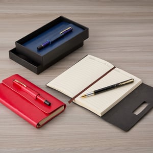 Kit para Anotações com Caneta | Caderneta com Compartimento e Gravação - 07050  Kit para Anotações com Caneta    Ideal como brinde corporativo elegante
