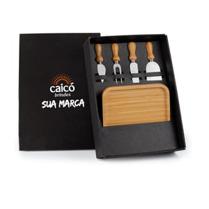 Kit Para Petisco e Queijo 5 Peças | Petisqueira em Bambu com Facas - KT-90246  Kit Para Petisco / Queijo - 5 Pç Gravação a Laser   É perfeito para quem ama receber amigos e familiares em casa e apreciar uma boa tábua de queijos e petiscos