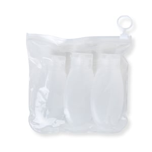 Kit Viagem 3 Peças - Praticidade e Organização para Suas Viagens - 18930  Kit Viagem 3 Peças Área para gravação: Estojo 12 cm x 13 cm - Frascos 5 cm x 3 cm   Perfeito para transportar líquidos e produtos de higiene pessoal de forma segura e organizada