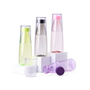 Garrafa 2 em 1 com Copo Integrado - 550ml de Praticidade - 08233  Garrafa 2 em 1 com Copo Integrado Gravação Colorida   Ideal para água, chá gelado e mais. Compacta, segura e perfeita para o dia a dia