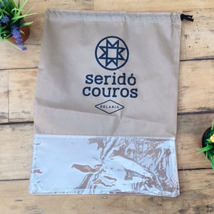 Saquinho Porta Sapatos 30x40cm em TNT 060g Personalizado - Estilo e Praticidade - CBSAC3040 Tecido TNT 060g (tecido não tecido) Saquinho Porta Sapatos 30x40cm Personalização: silk screen 1 Cor   Tamanho da Impressão 20x20cm
