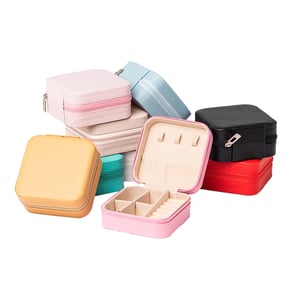 Porta Joias de Couro Sintético com Revestimento Aveludado - Organização com Estilo - 01622 Couro Sintético Porta Joias de Couro Sintético com Revestimento Aveludado Gravação a Laser Aveludado  Idealmente organizados para acomodar anéis, brincos, pulseiras e colares, mantendo suas joias em segurança e fácil de acessar