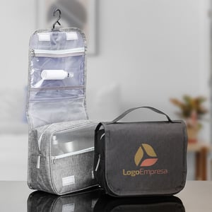 Necessaire Organizadora Nylon Oxford Personalizada - Praticidade e Estilo - 18506 Confeccionado em nylon Oxford de alta qualidade Necessaire Organizadora Nylon Oxford Silk / Área para gravação: 13 cm x 19,7 cm   é perfeita para transportar seus itens com organização e estilo