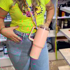 Tirante Personalizado Com Impressão Digital 20mm - Destaque Sua Marca - CBTIR50  Tirante Personalizado Com Impressão Digital 20mm Impressão Colorida Digital   Ideal para eventos e promoções, com impressão digital de alta qualidade