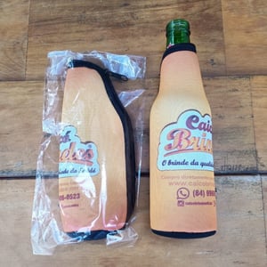Porta Long Neck em Neoprene para Garrafas 330ml Personalizado - Mantenha sua Bebida Gelada - CBLONG Neoprene Porta Long Neck em Neoprene para Garrafas 330ml Personalizado Gravação Colorida   Prático e leve, ideal para festas e divulgação da sua marca.