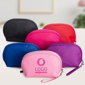 Necessaire Nylon Impermeável Personalizada - Proteção e Praticidade - 18533 Confeccionada em nylon impermeável e com forro em poliéster Necessaire Nylon Impermeável Personalizada Gravação silk em 1 cor   ideal para quem busca praticidade e proteção em um único produto.