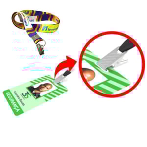 Crachá PVC com Cordão Personalizado Completo — 20230425 Impressão: Frente colorida (4x0) Tamanho: 8,5 x 5,4 cm (formato padrão) Impressão: Frente colorida (4x0) Com ou sem furo Acabamento: Cantos arredondados Ideal para eventos, empresas e identificação.