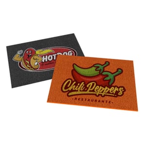 Tapete/Capacho Personalizado em Vinil — 2023040701 Fabricado com fibras vinílicas entrelaçadas Tapete/Capacho Personalizado em Vinil A impressão é feita diretamente sobre as fibras vinílicas   Ideal para locais com grande circulação de pessoas, ele une praticidade e comunicação visual.