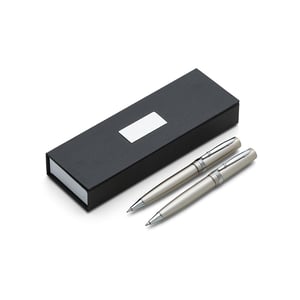 Conjunto Caneta e Lapiseira Metal com Gravação a Laser — 182PAR Metal Conjunto Caneta e Lapiseira Metal com Gravação a Laser Gravação a Laser   ideal para quem busca um brinde sofisticado e prático