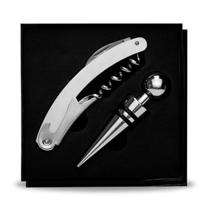 Kit Vinho 2 Peças Personalizado — 10071  Kit Vinho 2 Peças Personalizado Gravação a Laser   conjunto elegante e prático ideal para brindes corporativos, presentes e eventos.