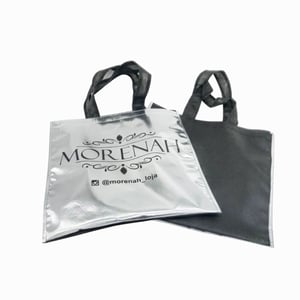 Bolsa Ecobag TNT Metalizada com TNT não Metalizado Personalizado — CBECO18 Bolsa Ecobag TNT Metalizada com TNT não Metalizado (a Escolher o não metalizado) Bolsa Ecobag TNT Metalizada com TNT não Metalizado Personalizado 1 Cor em Silk Screen 1 lado 98% Polipropileno, 2% Alumínio  ideal para eventos, brindes, lançamentos e embalagens premium.