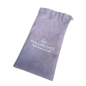Saquinho de Camurça Personalizado - Elegância e Praticidade - 25022609 O Tecido Camurça Temos de Várias Cores Saquinho de Camurça Personalizado Personalização: silk screen 1 Cor   embalagem sofisticada e resistente, indicada para joias, bijuterias, cosméticos e pequenos presentes.
