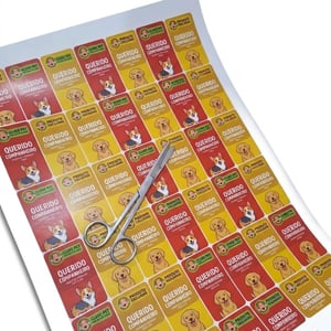 Adesivo de Alta Definição – Impressão Eco-Solvente Personalizado — Sem Corte - 21032604 Vinil Premium Tamanho Variados Impressão Eco Solvente 4x0 Impressão Eco Solvente Sem Acabamento indicado para aplicação em superfícies lisas como plástico, vidro, metal e papelão.