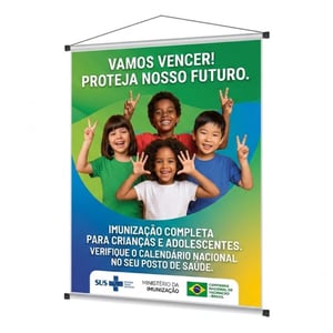 Banner em Lona 280g com Bastão e Cordão | Caicó Brindes - 11062602 Lona Brilho ou Fosca de 280g Vertical (Tamanhos variados disponíveis para seleção direto no painel do produto, perfeitamente proporcionais para pendurar em paredes, portas ou tripés). Impressão Digital Solvente 4x0 (Frente Colorida).  Completo e Profissional! Inclui bastão de madeira superior e inferior Atraia mais clientes com qualidade profissional! Banner em lona fosca ou brilho 280g com acabamento completo em bastão, ponteira e cordão.