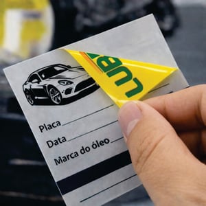 Adesivo Retroverso - Com aplicação de Branco e Corte Contorno Transparente com Branco  4x0 Brilho Corte Contorno 24hs após entrar em produção.