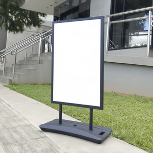 Totem Dupla Face 0,60 × 0,90 m - Apenas a Estrutura Base em plástico com reservatório para água ou areia e estrutura em aço carbono 0, 60 × 0,90 m em cada face  Placas impressas frente e verso Totem dupla face para uso em ambientes externos e internos Estrutura estável, portátil, de fácil montagem e com base que pode ser preenchida com água ou areia