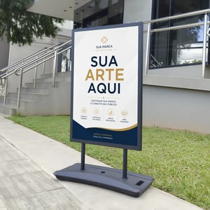Totem Dupla Face 0,60 × 0,90 m - Completo Base em plástico com reservatório para água ou areia e estrutura em aço carbono 0, 60 × 0,90 m em cada face  Placas impressas frente e verso Totem dupla face para uso em ambientes externos e internos Estrutura estável, portátil, de fácil montagem e com base que pode ser preenchida com água ou areia
