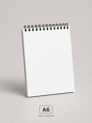 Bloco de anotações padrão (A6)      Em papel Reciclato 75 g/m², com capa personalizada em impressão offset colorida. Miolo composto por folhas lisas, sem impressão. Acabamento em encadernação Wire-O metálica. 32 folhas.