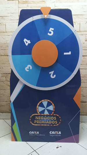 Roleta para ações promocionais Madeira 1.50 mt altura x 80cm largura 4x0 Adesivo vinil Laminação protetora Roleta feita em mdf estruturado, pintado, personalizado através de adesivo vinil impresso em alta resolução, com eixo metálico e pés retráteis