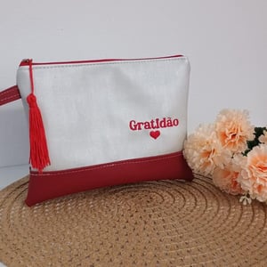 Necessaire retangular bordada com pingente