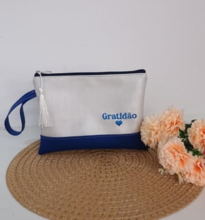 Necessaire retangular bordada com pingente