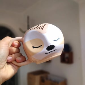 Caneca 3D Preguiça Cerâmica 11x10,5 cm Marrom predominante  Esmalte brilhante Suporta líquidos quentes ou frios e pode ir ao microondas