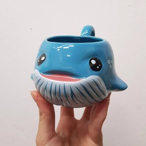 Caneca 3D Baleia Cêramica  Laranja predominante  Esmalte brilhante Suporta líquidos quentes ou frios e pode ir ao microondas