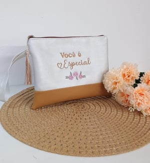 Necessaire retangular bordada com pingente Sintético 17,5x33,5x1    