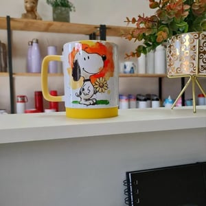 Caneca branca com alça colorida e base de silicone