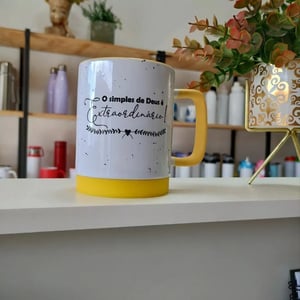 Caneca branca com alça colorida e base de silicone