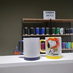 Caneca branca com alça colorida e base de silicone