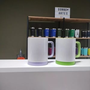 Caneca branca com alça colorida e base de silicone