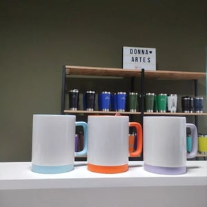 Caneca branca com alça colorida e base de silicone